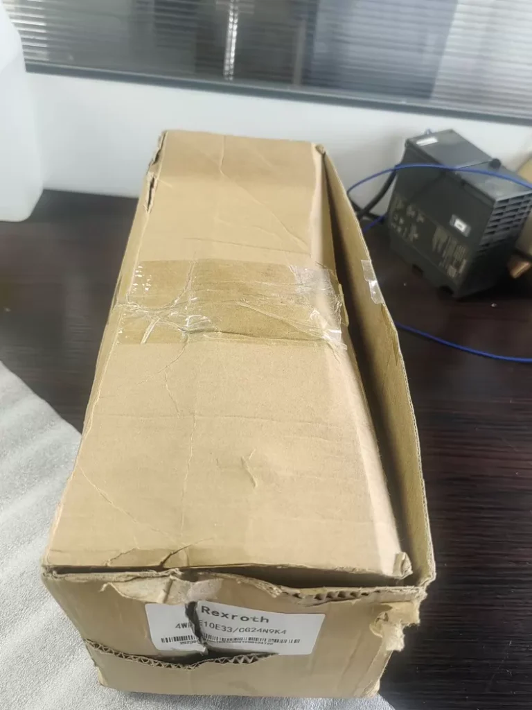 Rexroth 4WE 10 E33/CG24N9K4 R900588201 proportional valve thumbnail