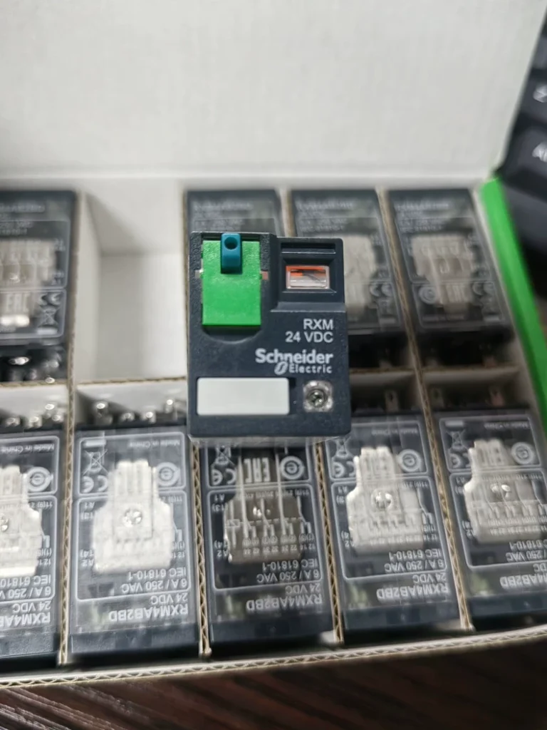 Schneider Electric RXM4AB2BD relay thumbnail