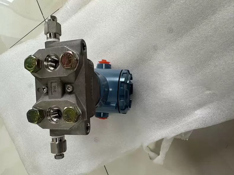 Rosemont 3051CD1A22A1BB4M5DF pressure transmitter thumbnail