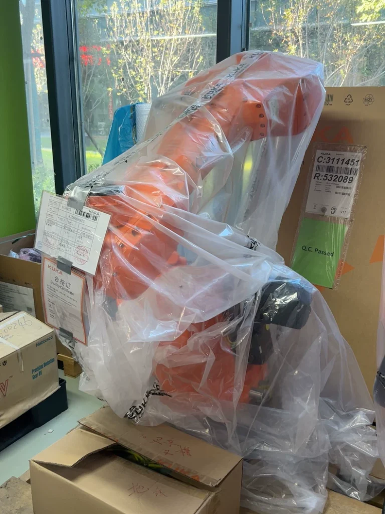 KUKA Industrial Robot KR70 R2700-2 Loading capacity 210kg