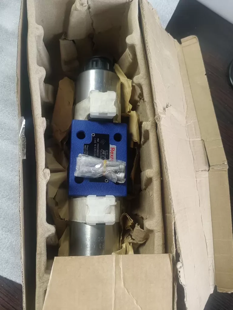 Rexroth 4WE 10 E33/CG24N9K4 R900588201 proportional valve thumbnail