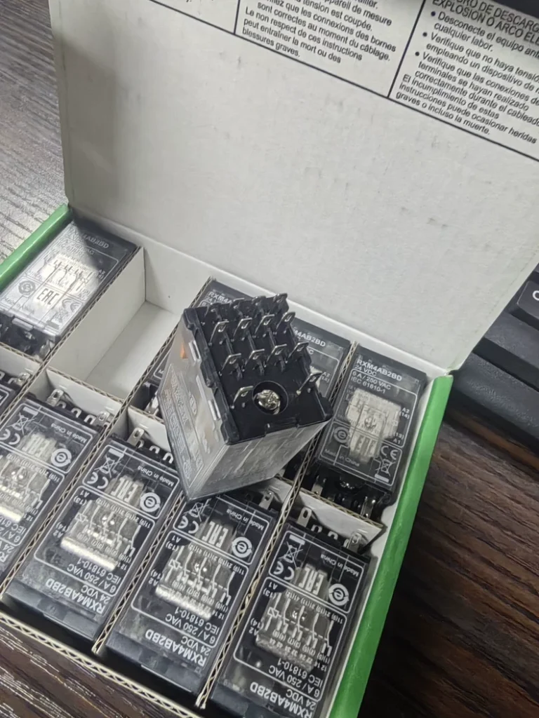 Schneider Electric RXM4AB2BD relay thumbnail