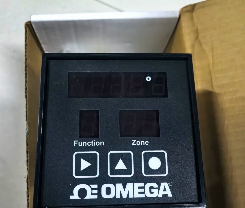 OMEGA Temperature Controller CN612RTD2