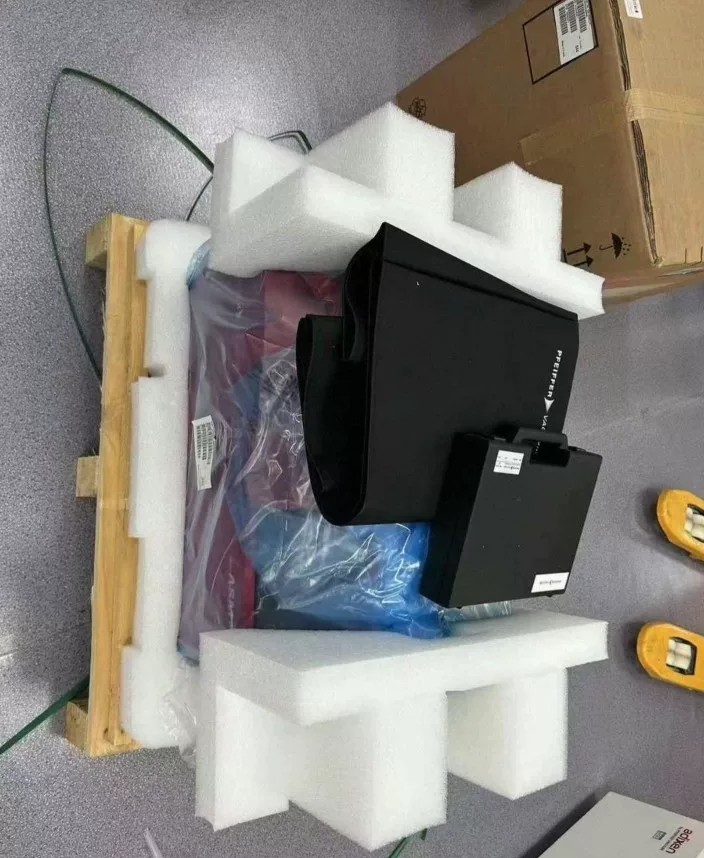 Pfeiffer Helium Mass Spectrometer Leak Detector ASM340 thumbnail
