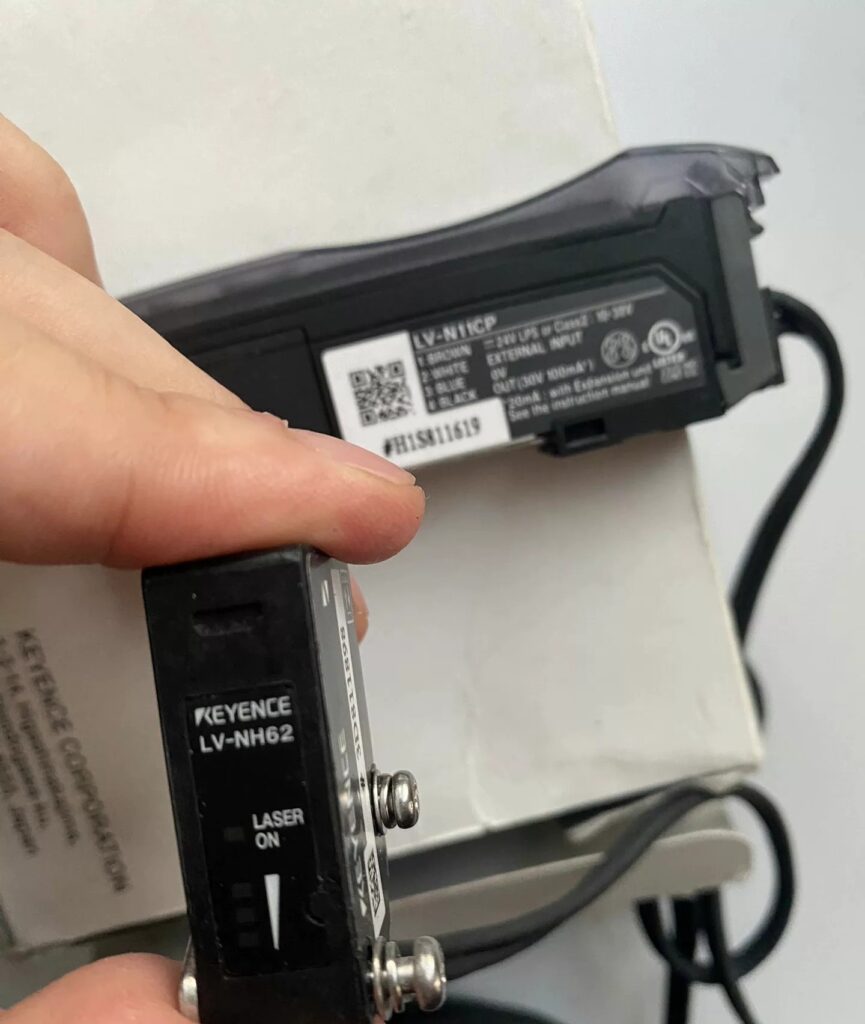 KEYENCE Laser Sensor LV-NH62 LV-N11CP thumbnail
