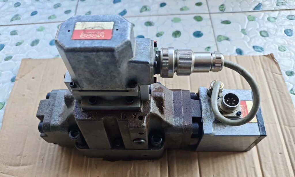 MOOG Servo Valve J061-111 / J662C112A