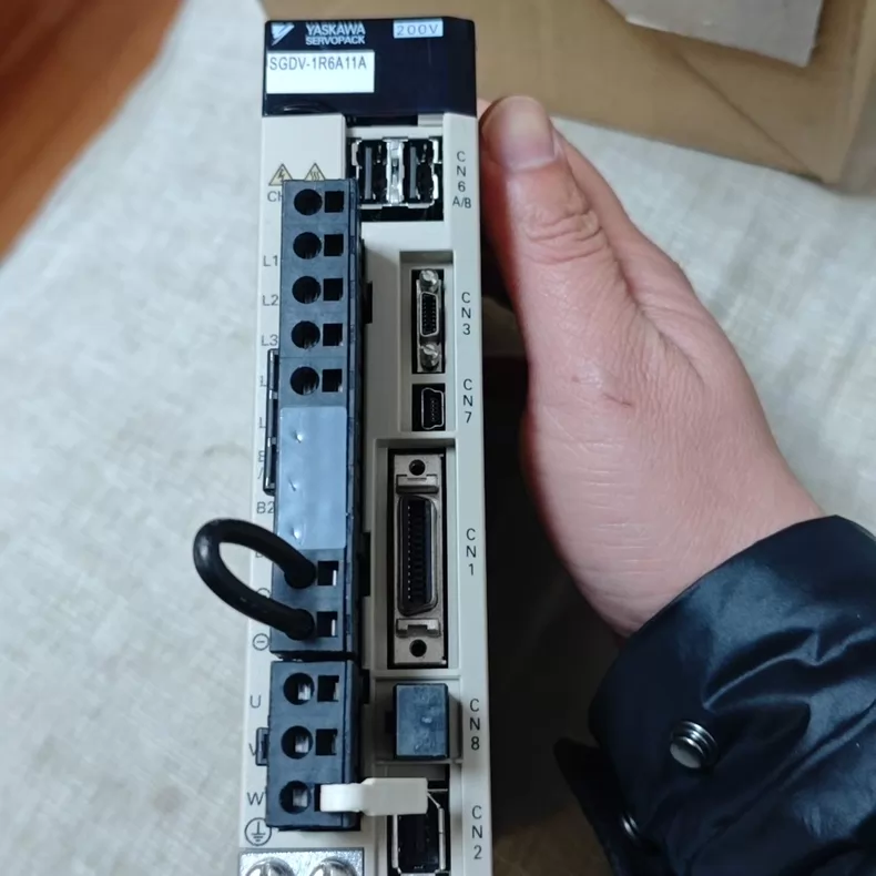 Yaskawa Servo Drive SGDV-1R6A11A thumbnail