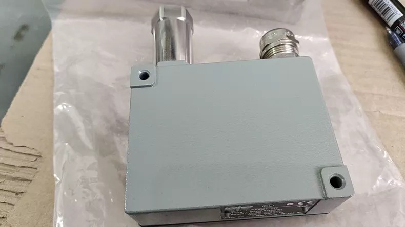 Trafag Pressure Transmitter 8202.80.2210 0-0.25 thumbnail