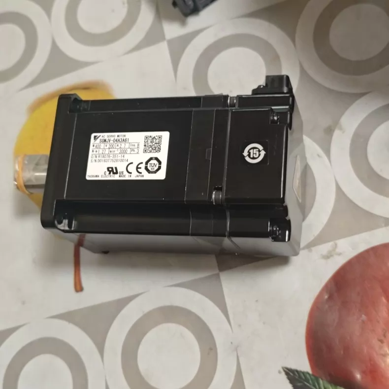 Yaskawa Servo Motor SGMJV-04A3A61 thumbnail