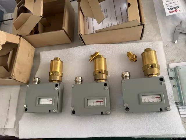 Trafag Switch 900.2379.905 thumbnail