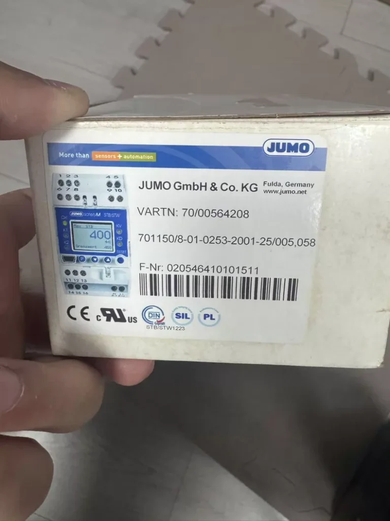 JUMO Temperature Controller 701150/8-01-0253-2001-25/005,058