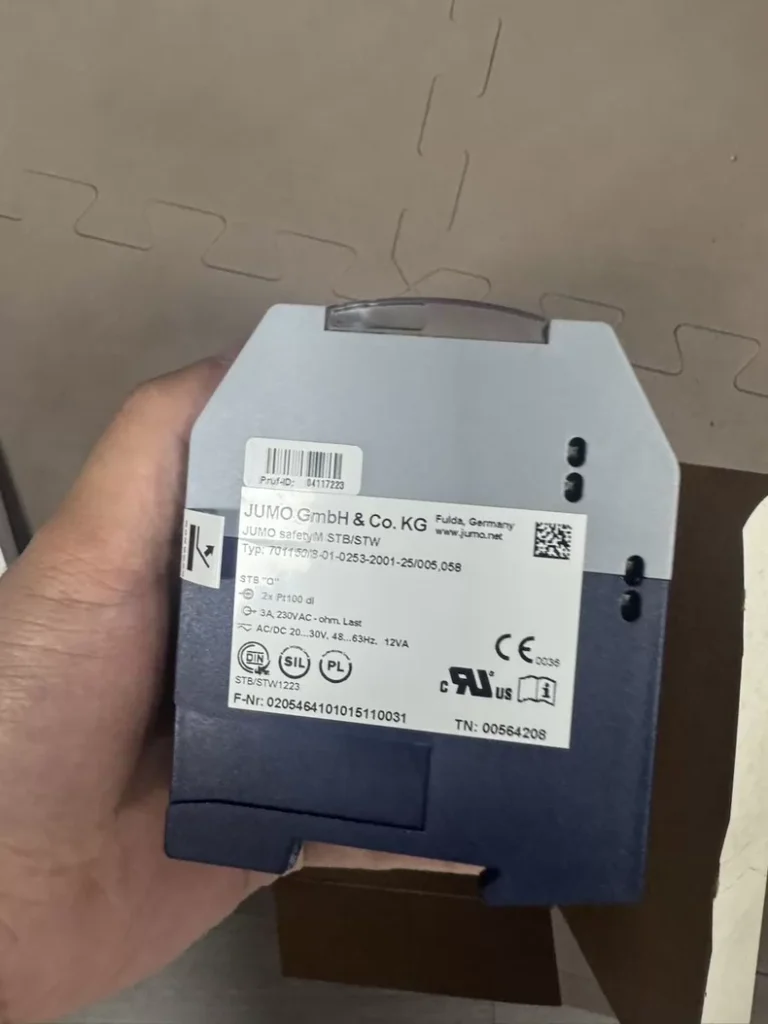 JUMO Temperature Controller 701150/8-01-0253-2001-25/005,058 thumbnail