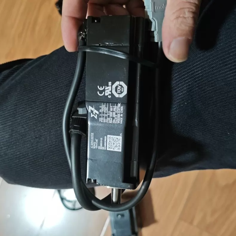 Yaskawa Servo Motor SGM7J-01A7C6E thumbnail