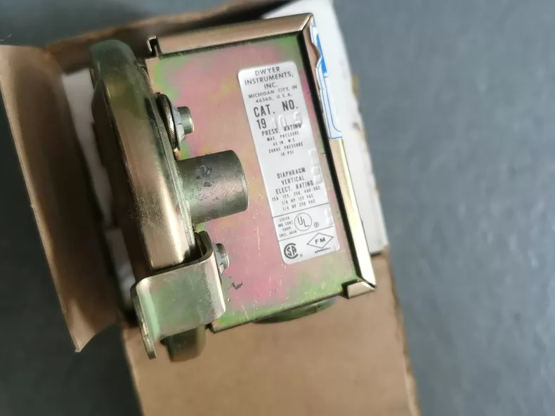 Dwyer 1910-5 Pressure Switch thumbnail