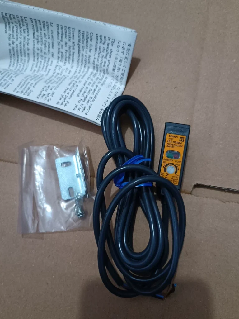 Omron E3S-DS10E4 Photoelectric Sensor