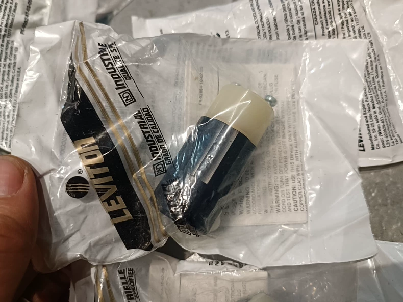 LEVITON Plug, Model ML1-00C, 15A-125V