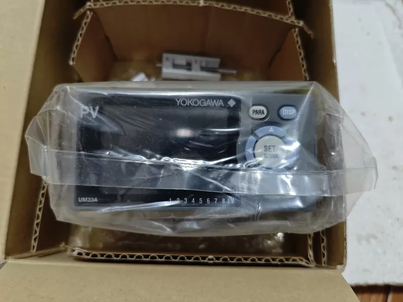 Yokogawa UM33A-000-11 Digital Indicator with Alarms