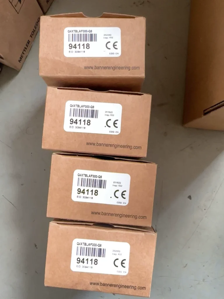 Banner Engineering Q4XTBLAF300-Q8 Sensor