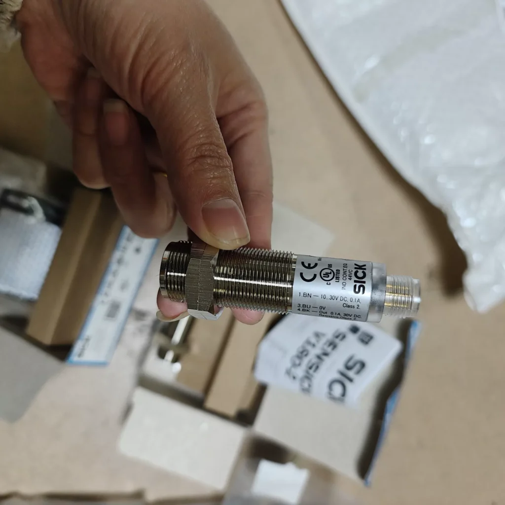 SICK Photoelectric Sensor VL180-2P424 thumbnail