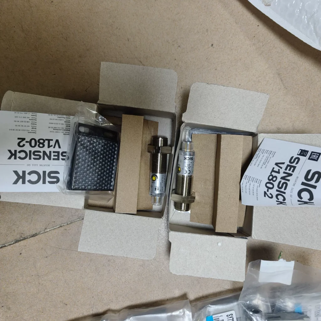 SICK Photoelectric Sensor VL180-2P424 thumbnail
