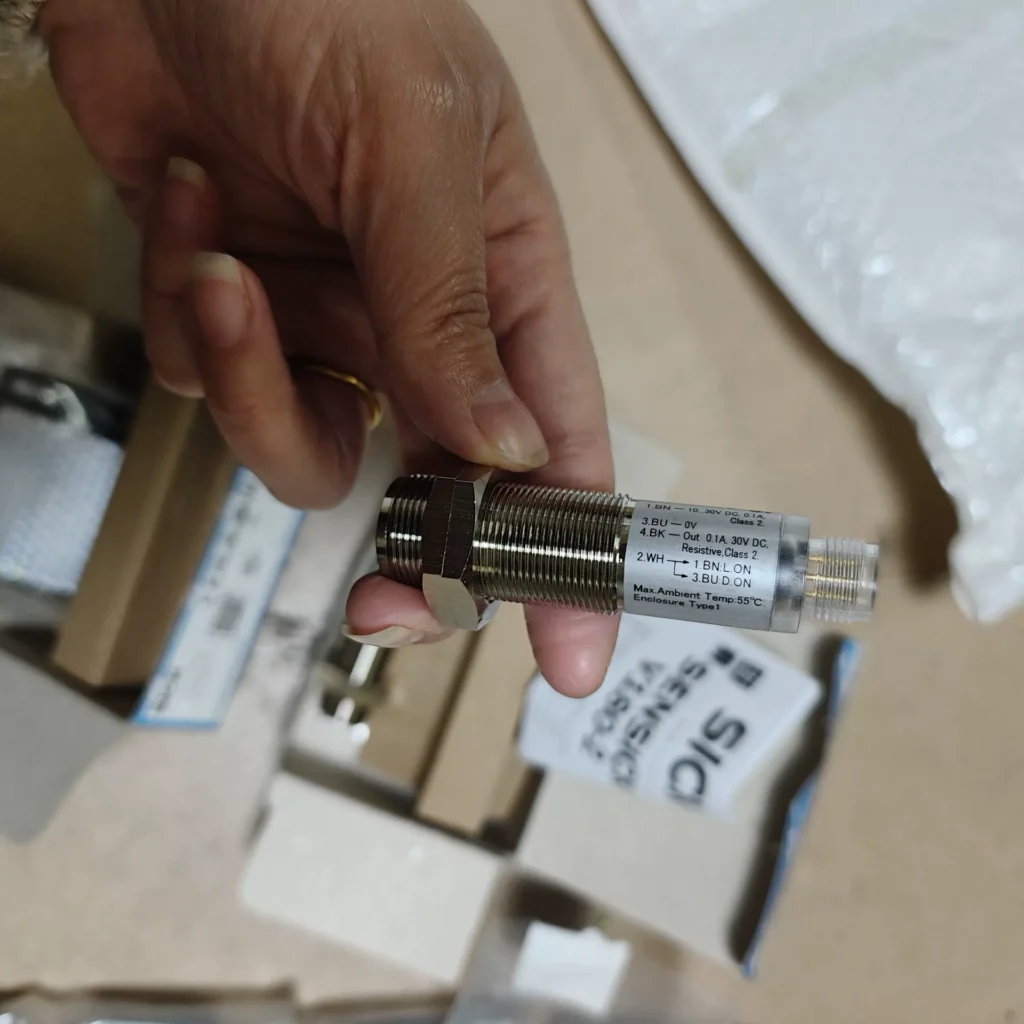 SICK Photoelectric Sensor VL180-2P424 thumbnail
