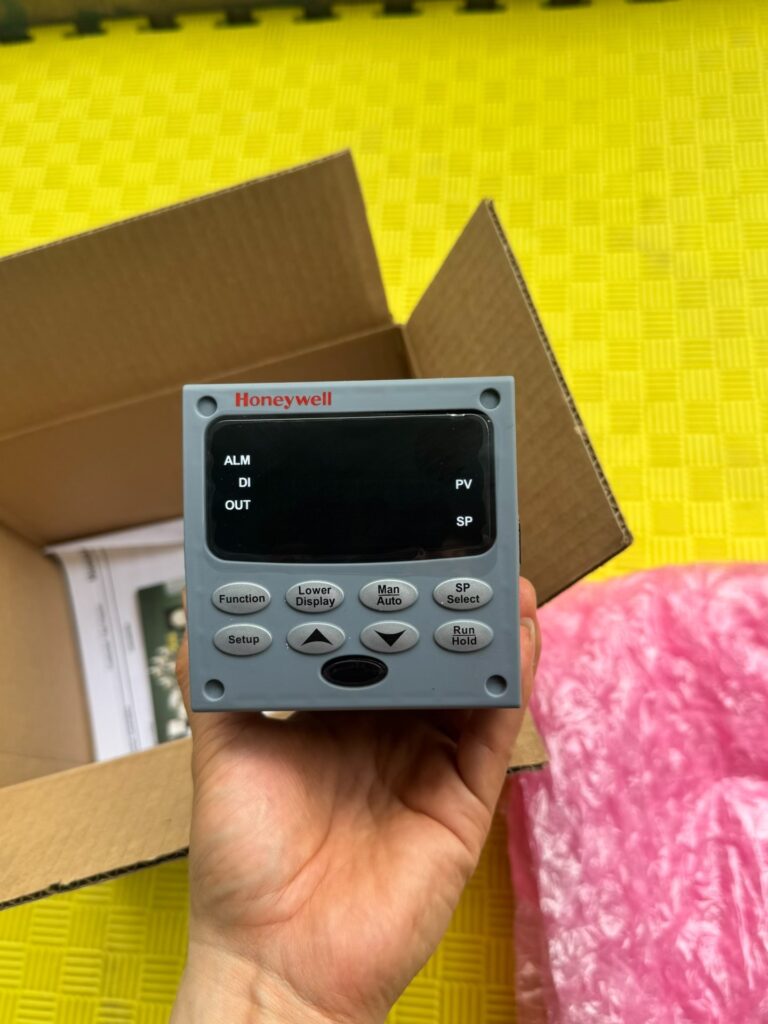 Honeywell UDC3200-CE-100R-200-00000-00-0 Controller