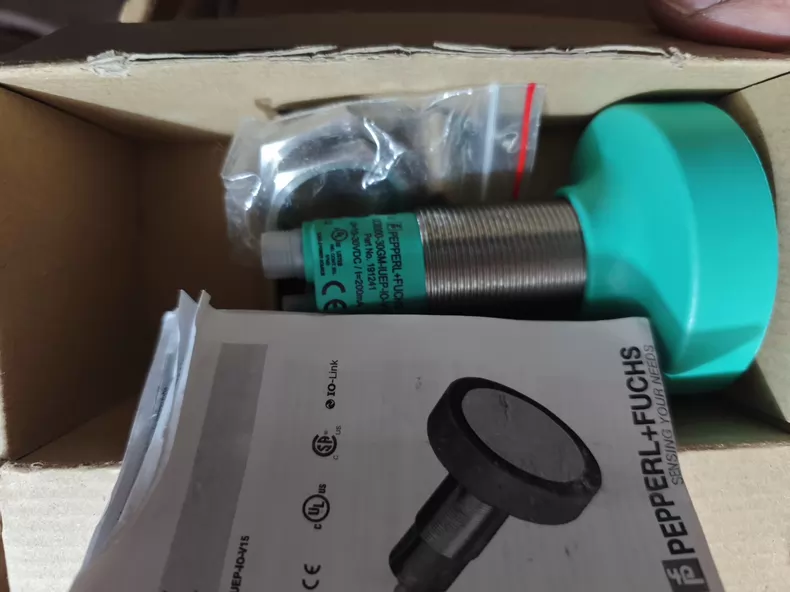Pepperl+Fuchs Ultrasonic Sensor UC6000-30GM-IUEP-IO-V15 thumbnail