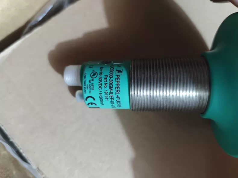 Pepperl+Fuchs Ultrasonic Sensor UC6000-30GM-IUEP-IO-V15 thumbnail