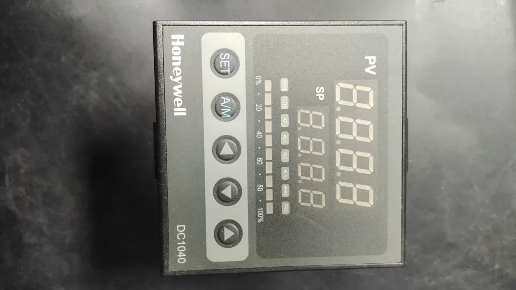 Honeywell DC1040CT-301000-E Temperature Controller thumbnail