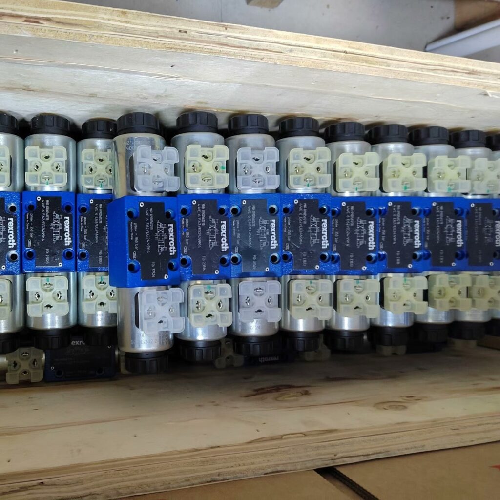 Bosch Rexroth R900561278 4WE6E62/EG24N9K4 Valve thumbnail