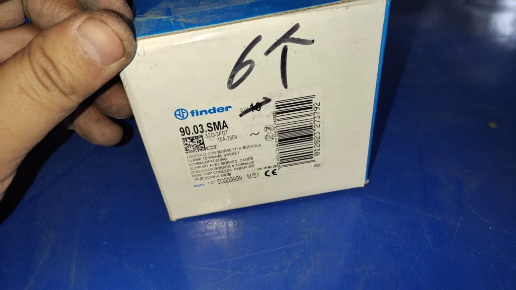 Finder 90.03.SMA Relay Socket