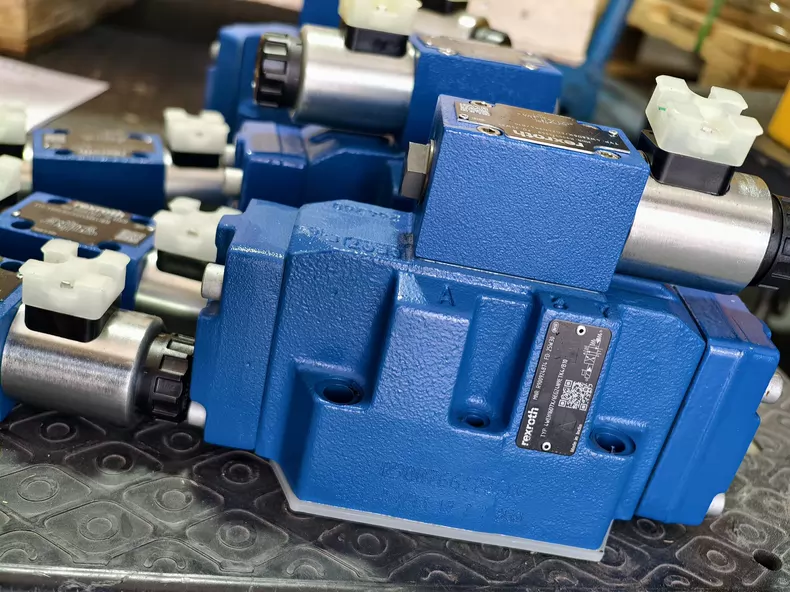 Bosch Rexroth 4WEH16D7X/6EG24N9ETK4/B10 Hydraulic Valve