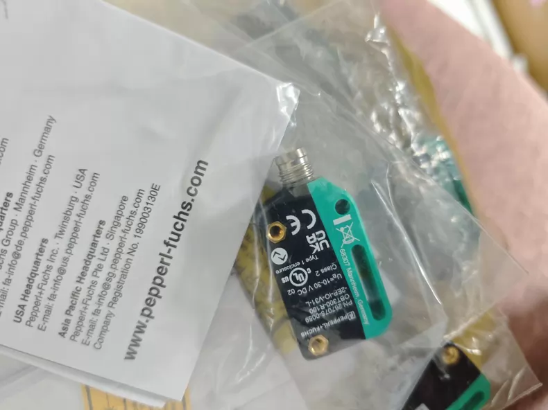 Pepperl+Fuchs Sensor OBT300-R100-2EP-IO-V31-L thumbnail