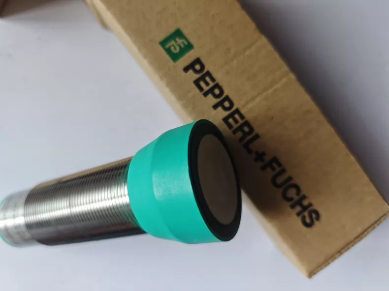 Pepperl+Fuchs Ultrasonic Sensor UC4000-30GM-E6R2-V15 thumbnail
