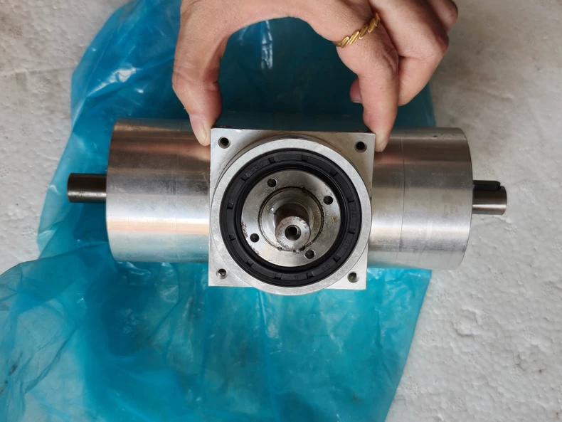 NEWSTART Bevel Gearbox PW065L1-001-P2-S2-OP1-LM thumbnail