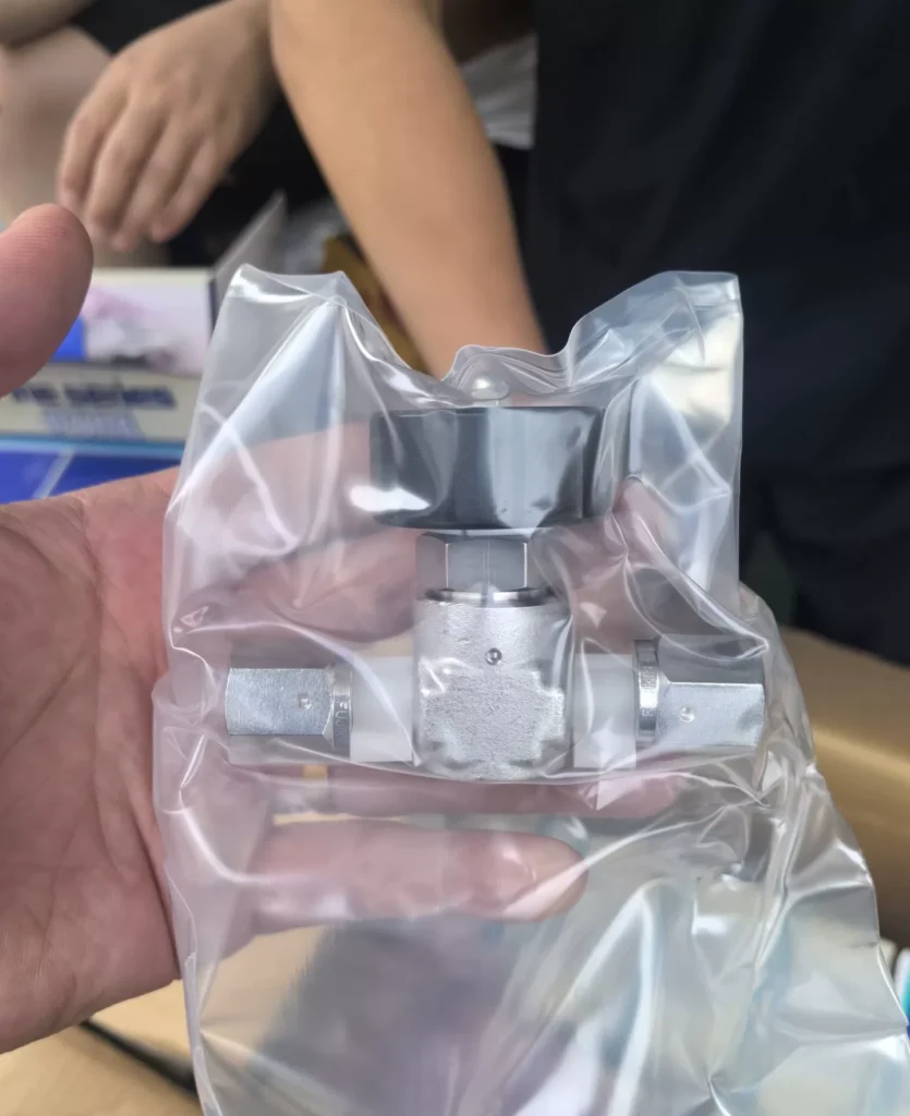 Fujikin FVPDF-R144LC-EM2G Diaphragm Valve thumbnail