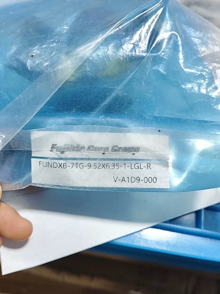 Fujikin FUNDXB-71G-9.52X6.35-1-LGL-R Diaphragm Valve thumbnail