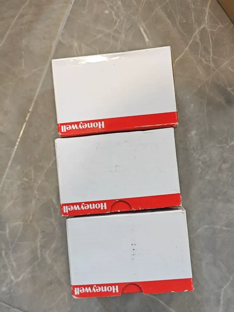 Honeywell DC1010CT-202 Temperature Controller thumbnail