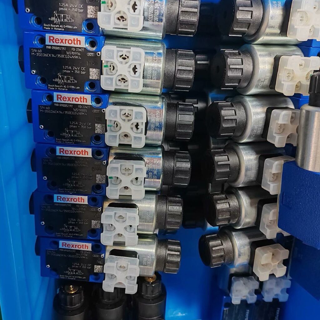 Bosch Rexroth R900052392 M-3SED6CK1X/350CG Valve thumbnail