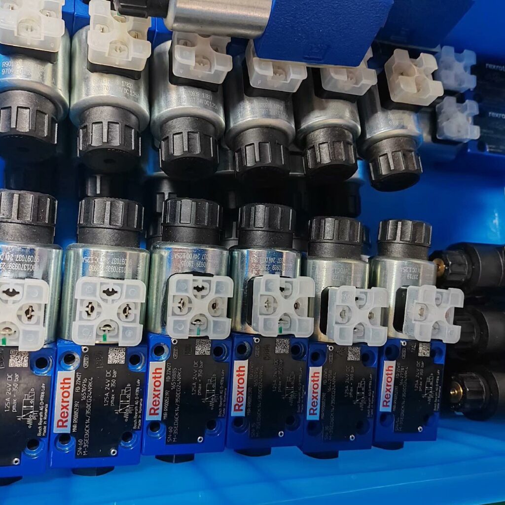 Bosch Rexroth R900052392 M-3SED6CK1X/350CG Valve thumbnail