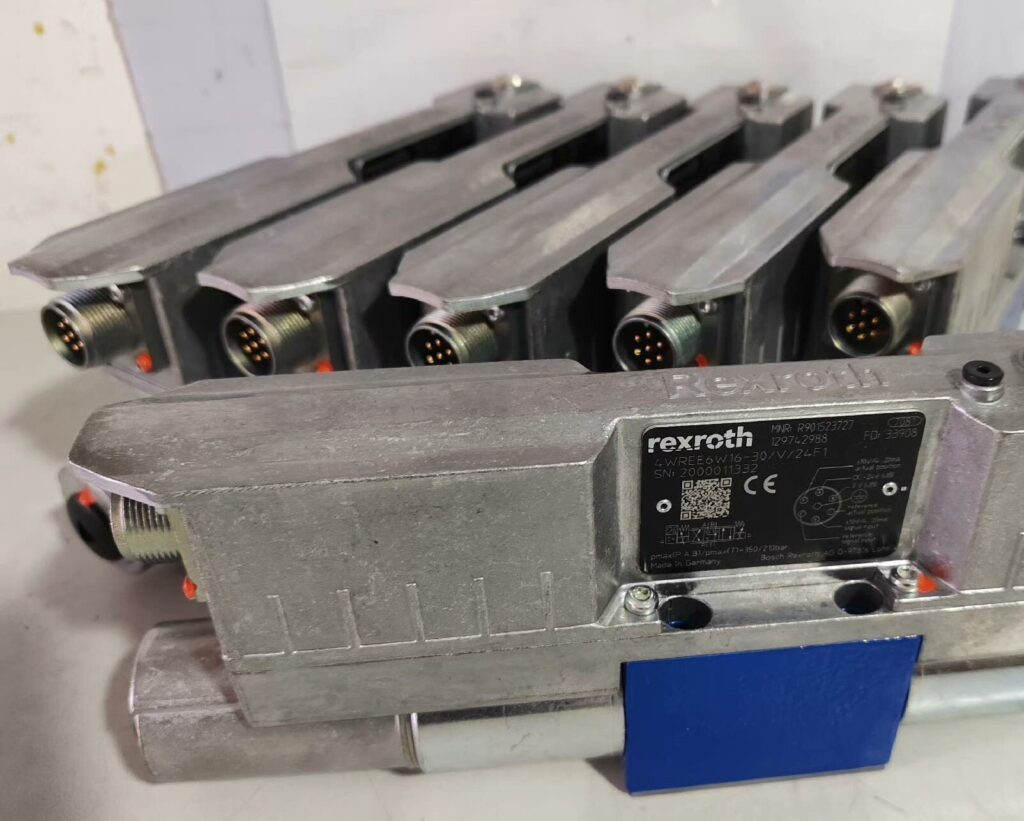 Bosch Rexroth R900927231 4WREE10E50-23/G24K31/A1V Valve thumbnail