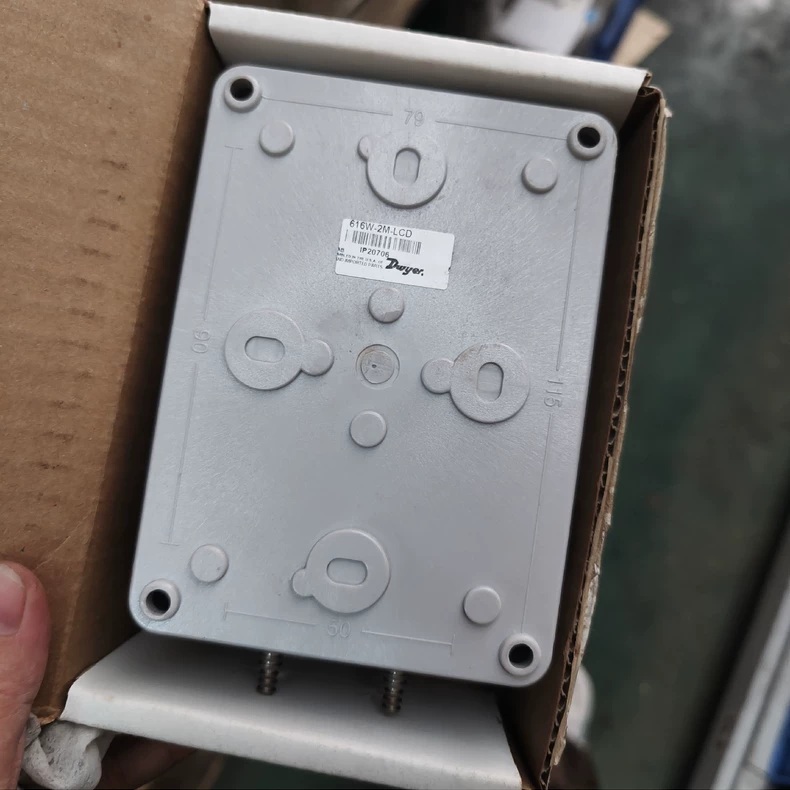 Dwyer Differential Pressure Transmitter 616W-2M-LCD thumbnail