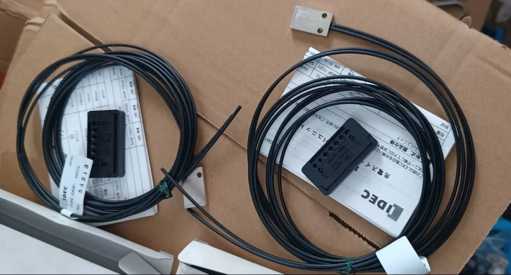 IDEC SA9F-DM75 Fiber Optic Sensor thumbnail