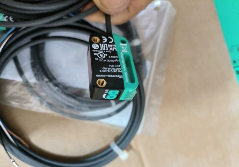 Pepperl+Fuchs Photoelectric Sensor OBT300-R100-2EP-IO-L thumbnail