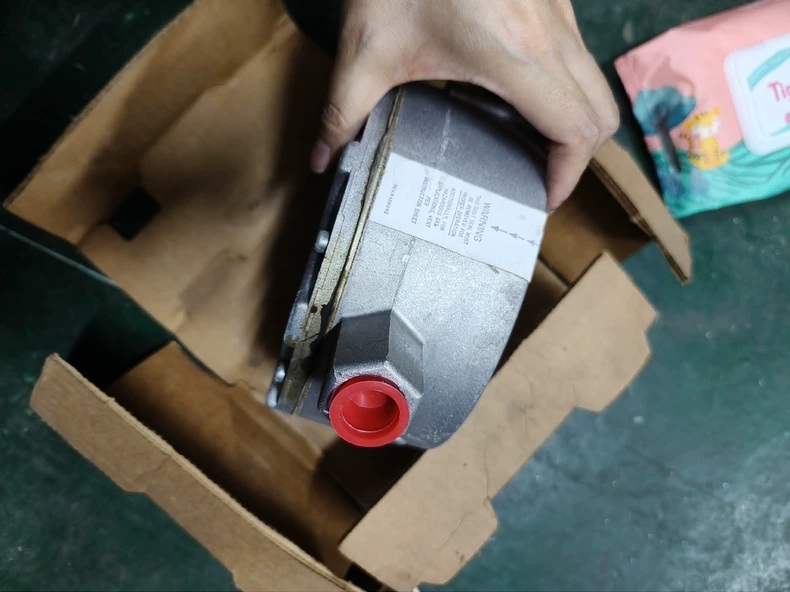 Honeywell Gas Pressure Switch C437G 1002 thumbnail