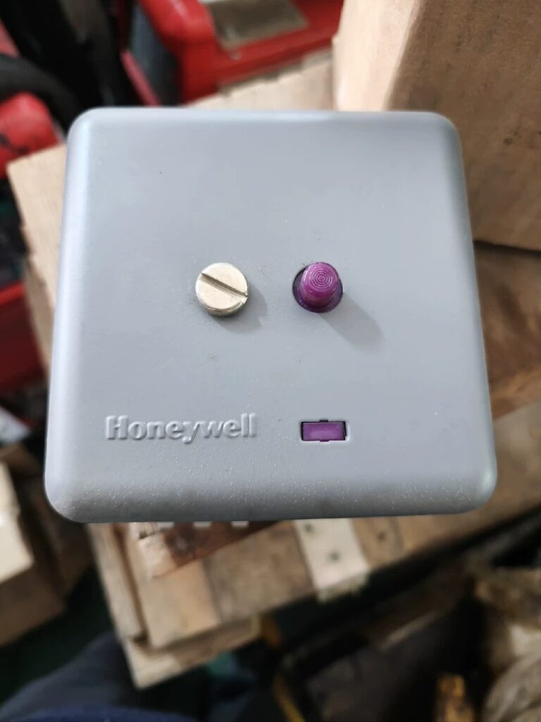 Honeywell Burner Flame Safeguard Controller RA890G1245 thumbnail