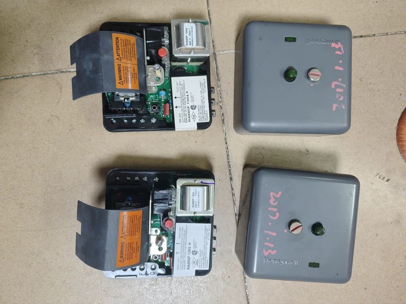 Honeywell Burner Flame Safeguard Controller RA890F1304 thumbnail