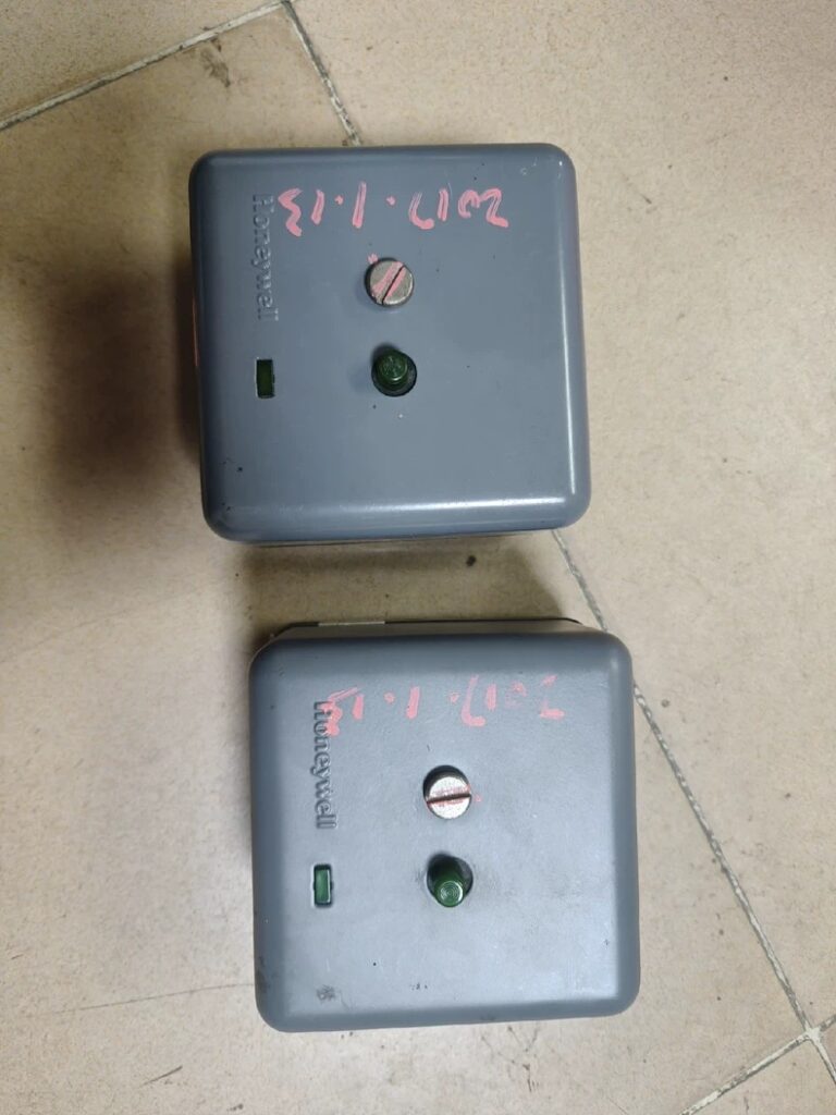Honeywell Burner Flame Safeguard Controller RA890F1304 thumbnail