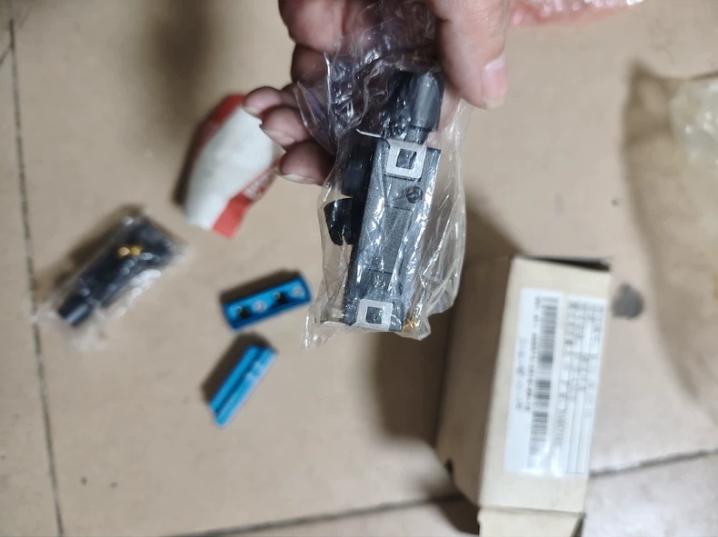 Azbil Limit Switch FL2B-4J6 thumbnail