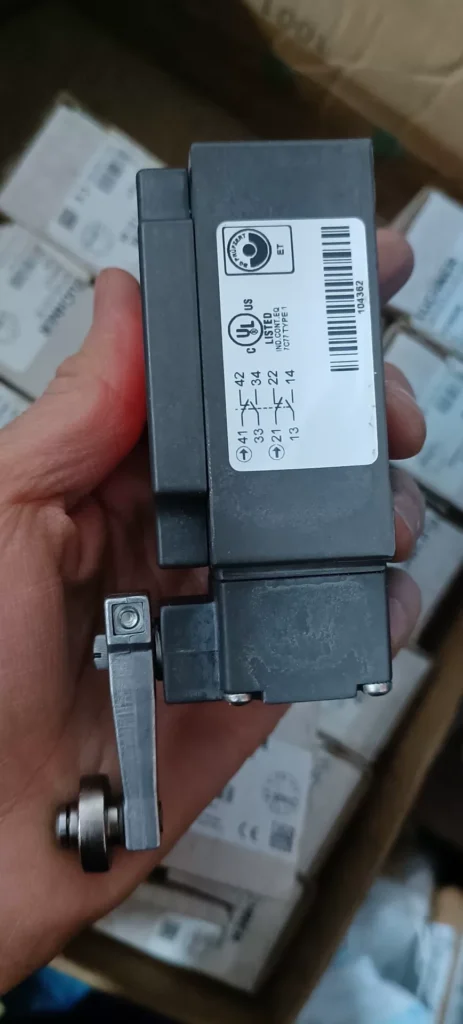 Euchner NZ1HS-3131-M Switch thumbnail